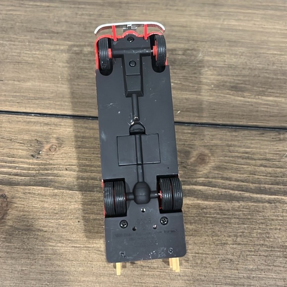 Hallmark 2005 Chevy vintage fire truck ornament - Picture 5 of 8